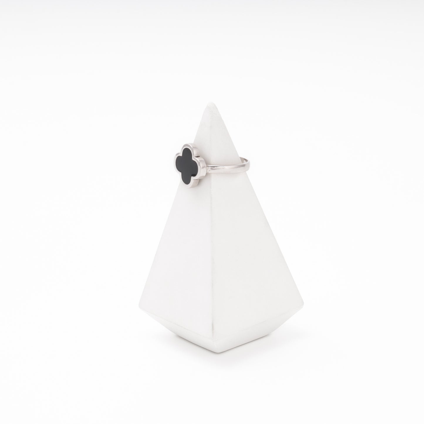 Silver 925 clover ring with black enamel side profile — Kabluchka