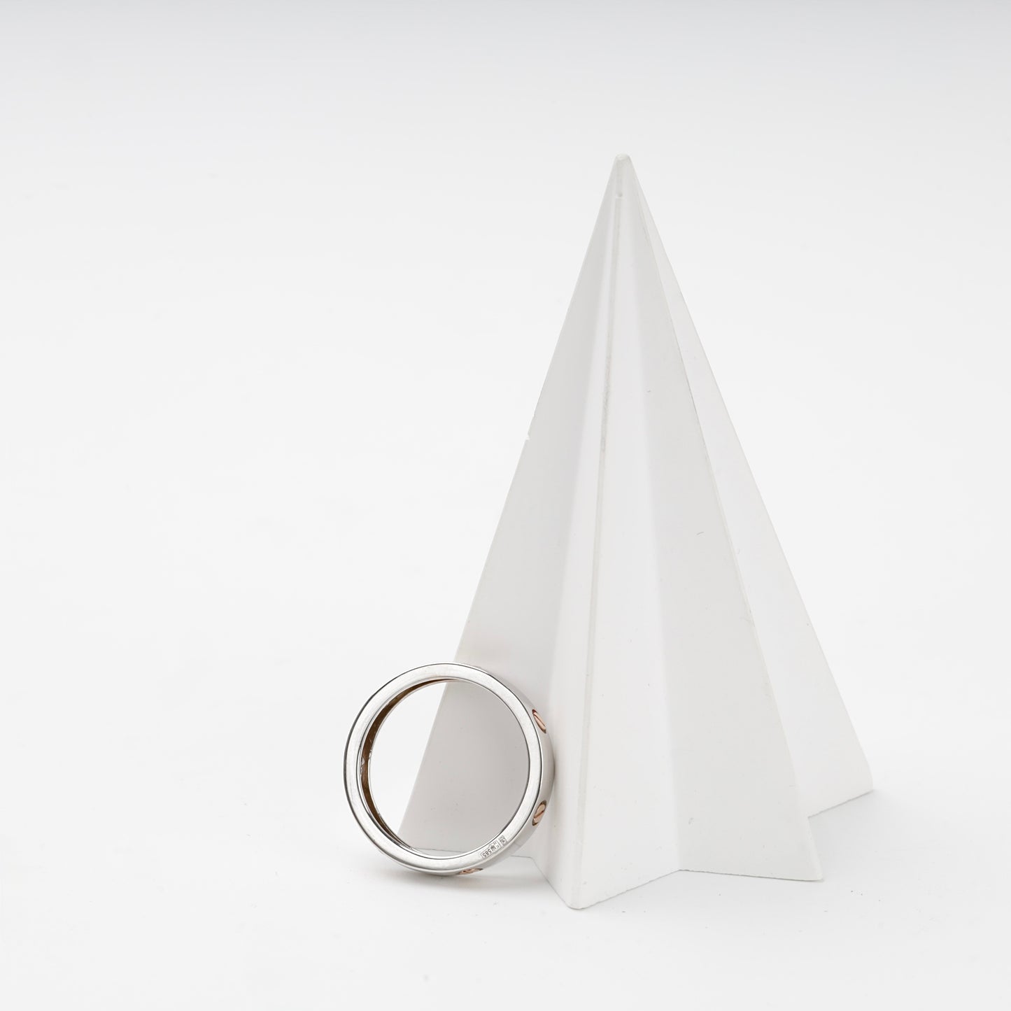 White gold band ring with rose gold screw motifs and 585 hallmark