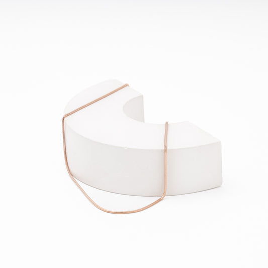 Rose gold snake chain close-up — Kabluchka