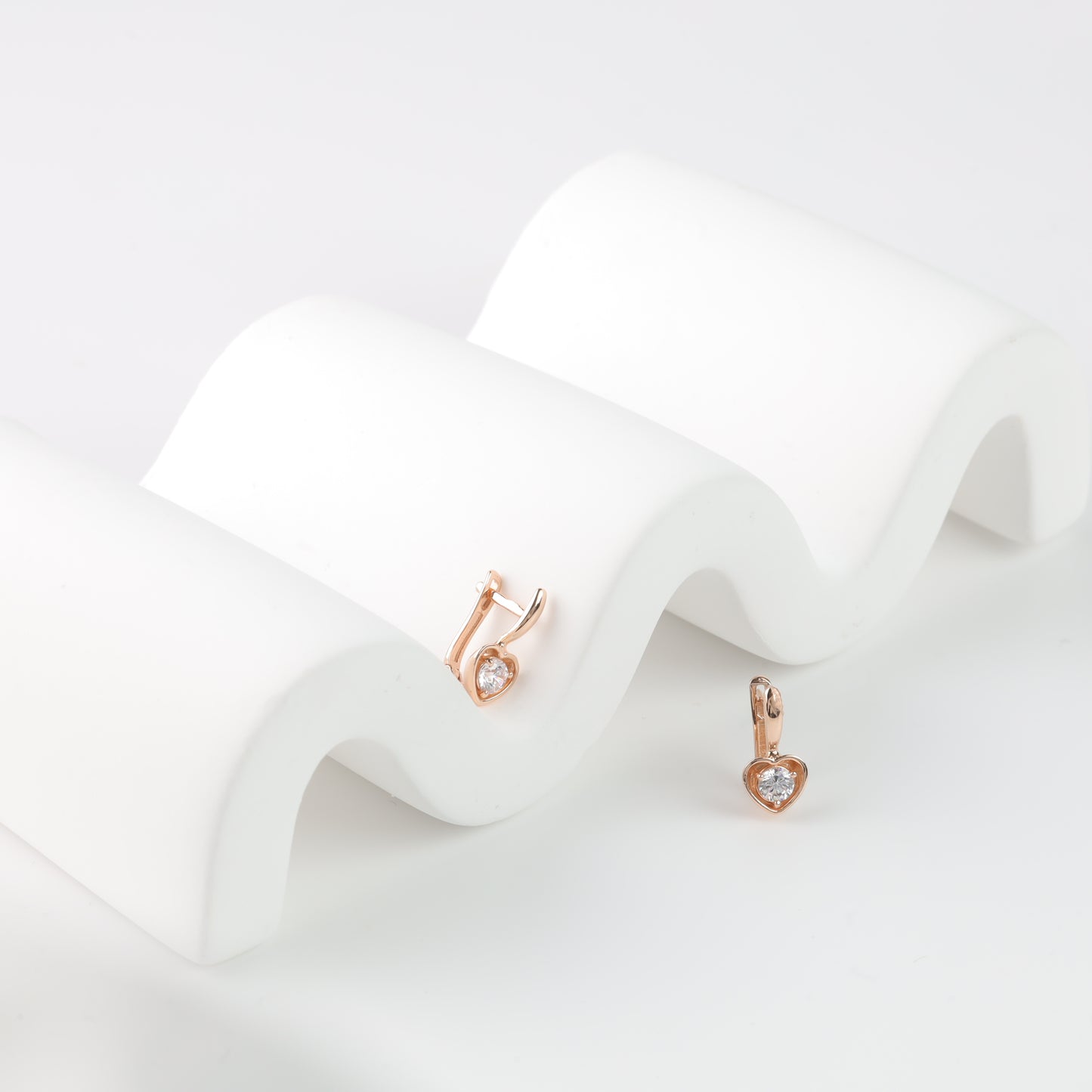 Rose gold 585 heart earrings detail view - Kabluchka