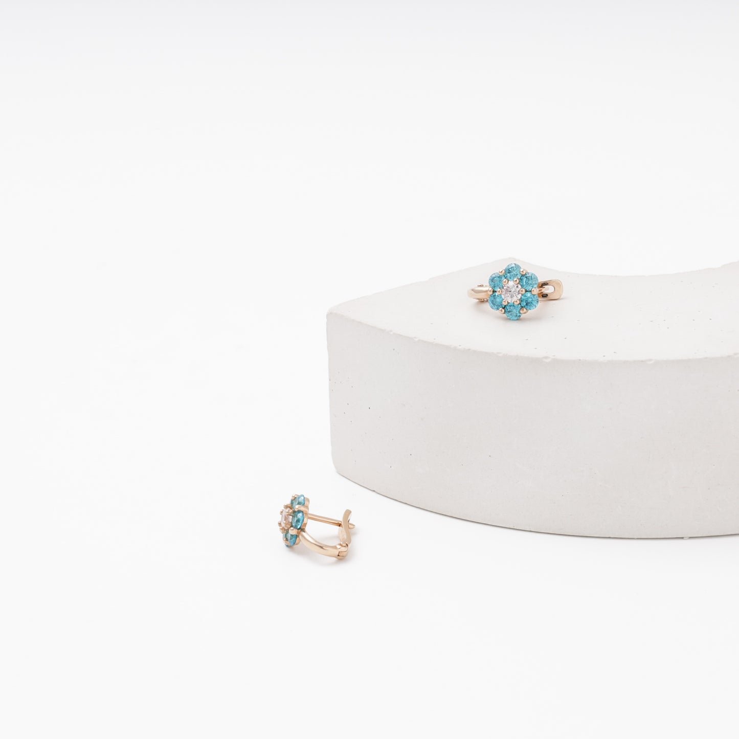 Blue zirconia flower earrings rose gold close-up — Kabluchka