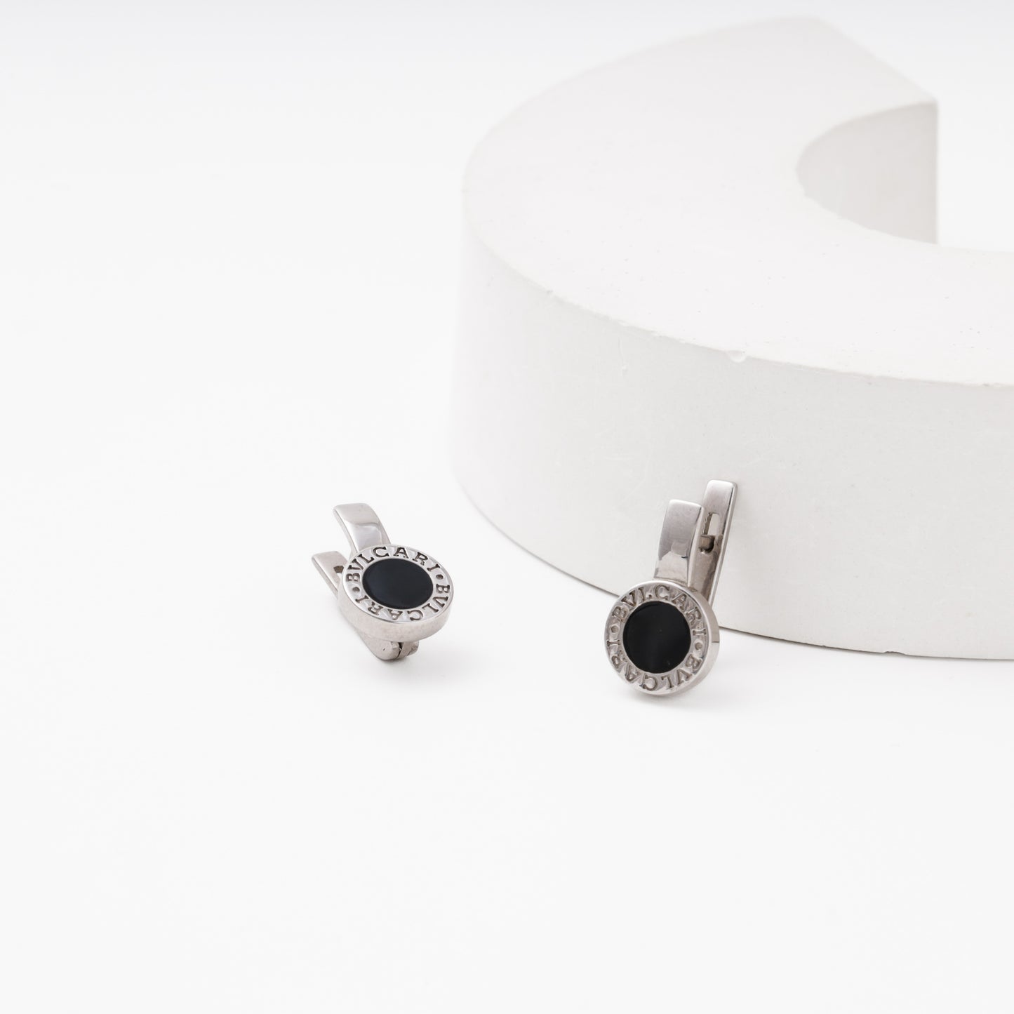 Silver 925 earrings with round black enamel top and English lock — Kabluchka