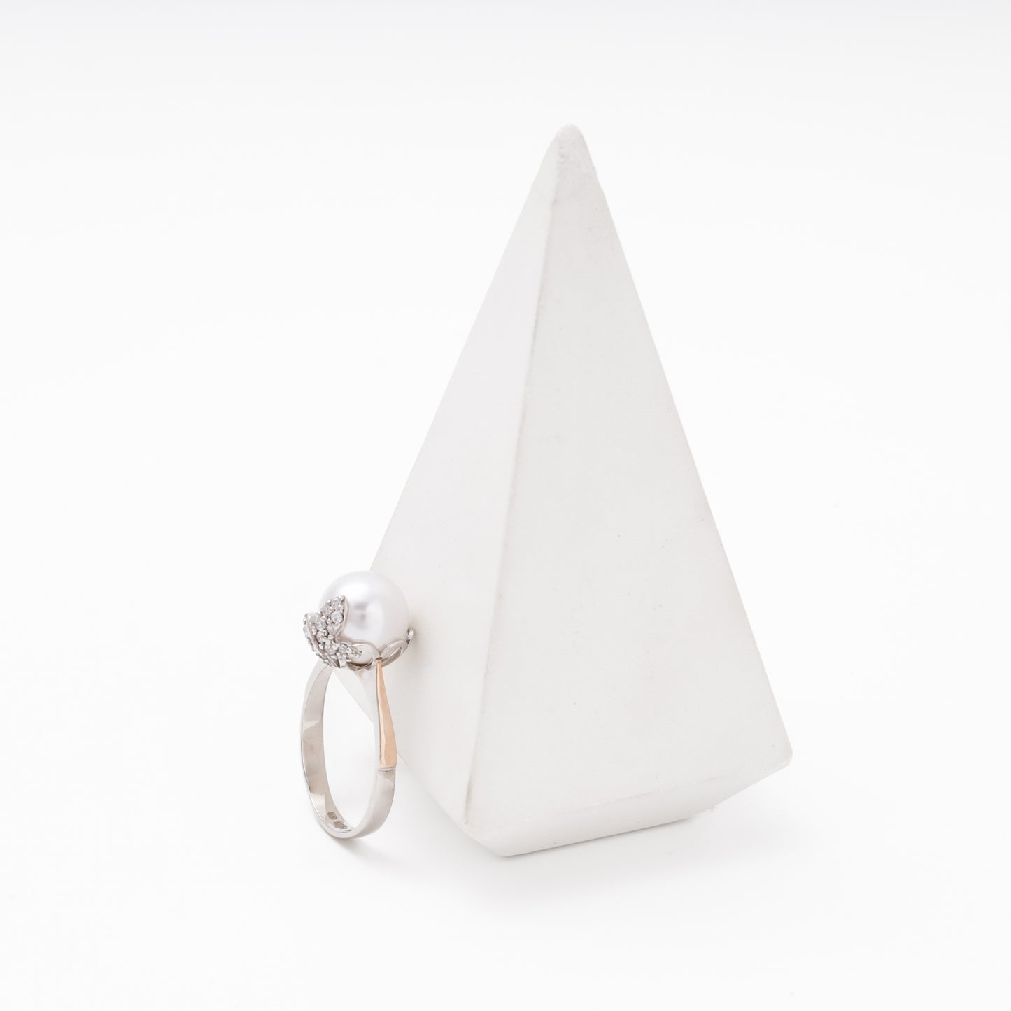 Silver pearl ring with CZ — side display — Kabluchka