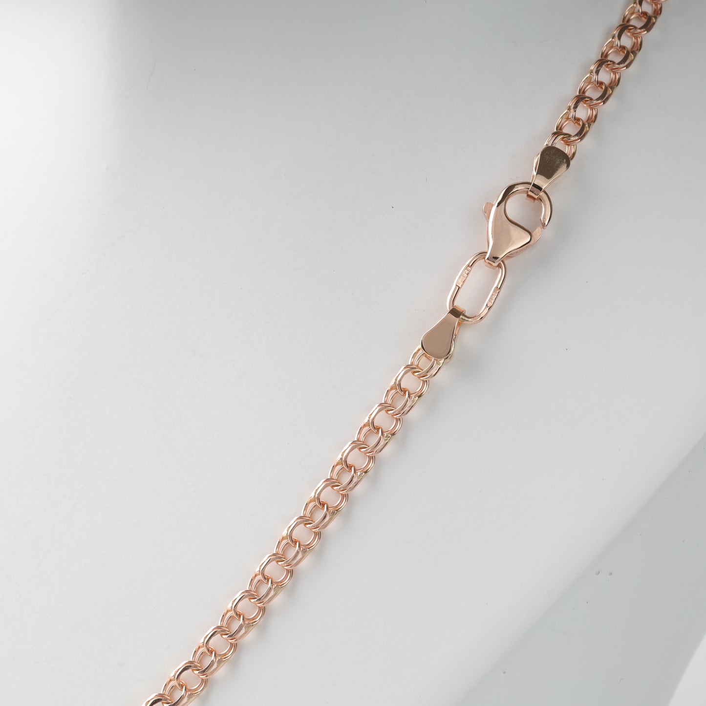 Rose Gold 14K (585) Bismarck Chain Lock necklace on a mannequin bust against a white background