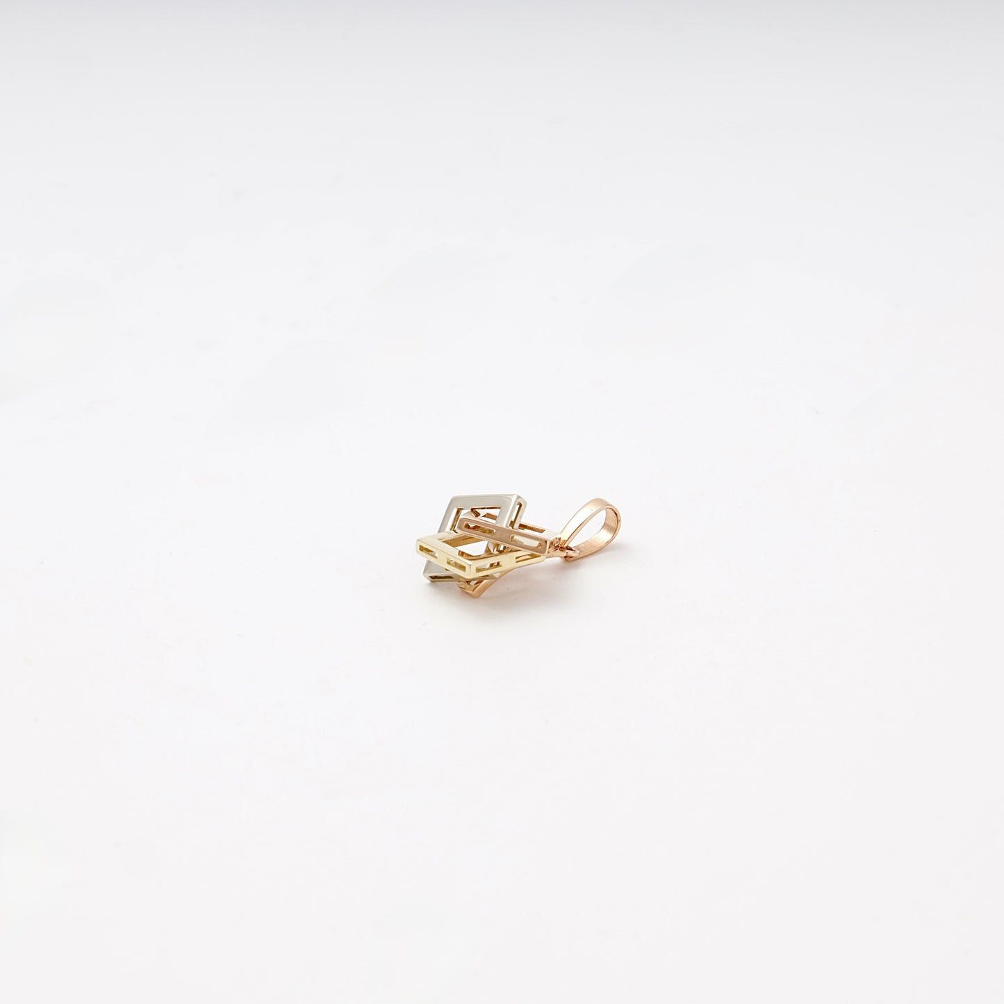 Gold 585 three-tone cube pendant, side view — Kabluchka
