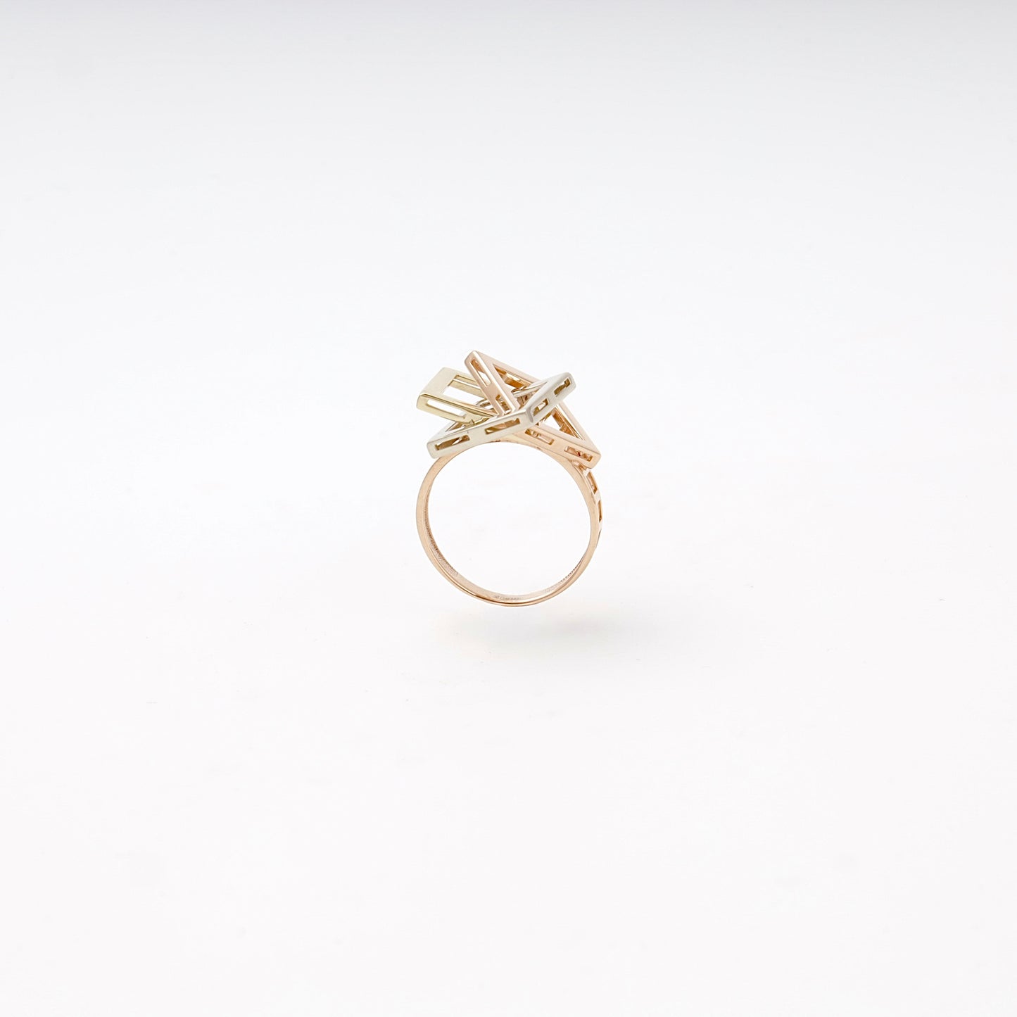 Gold 585 three-tone cube ring, side view — Kabluchka