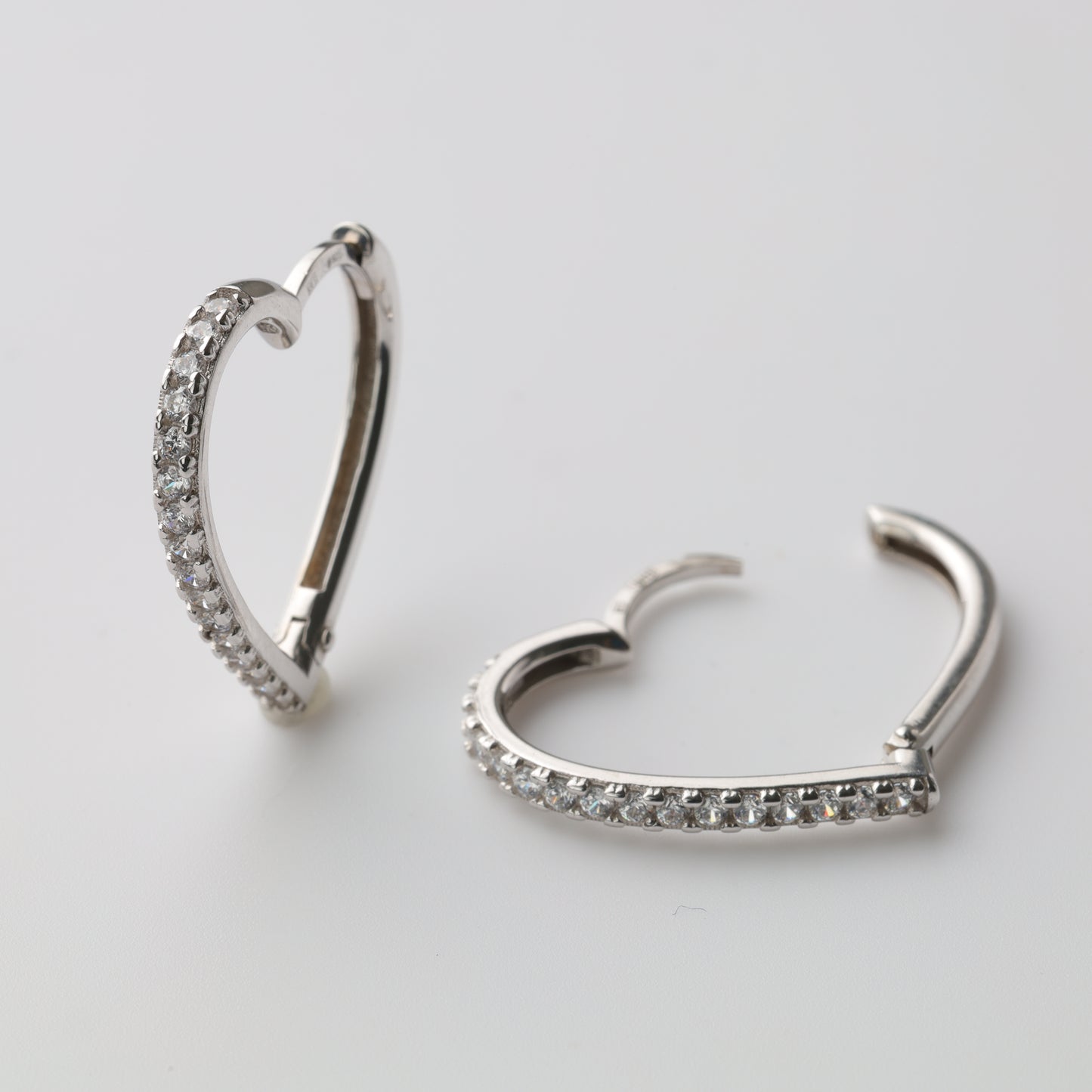 Silver 925 heart huggie earrings side view - Kabluchka