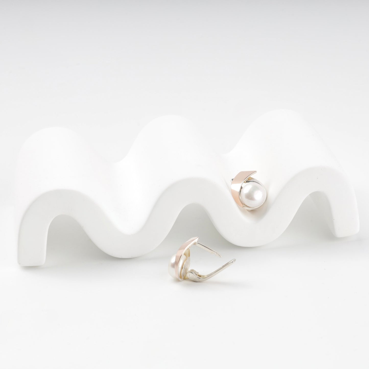 Pearl drop earrings with open English lock — back view — Kabluchka