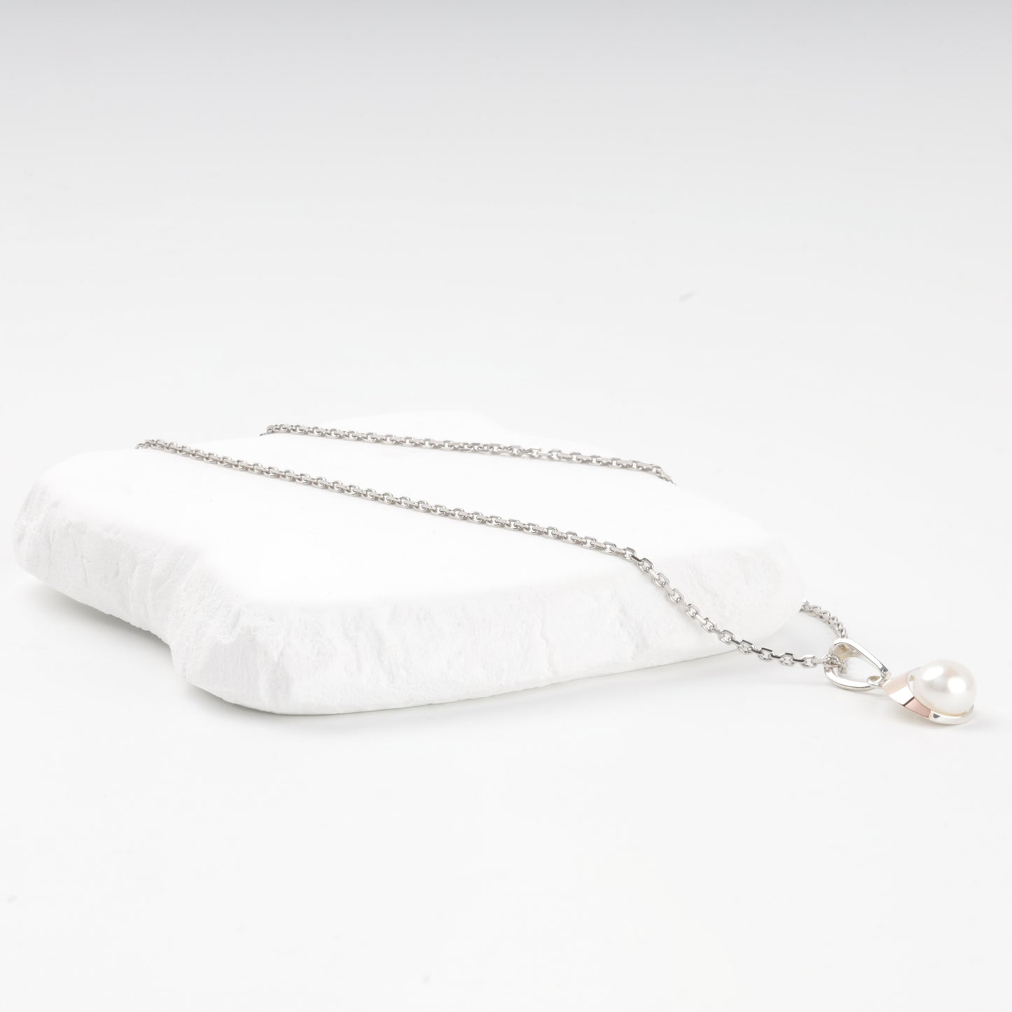 Silver 925 cultured pearl pendant — side view — Kabluchka