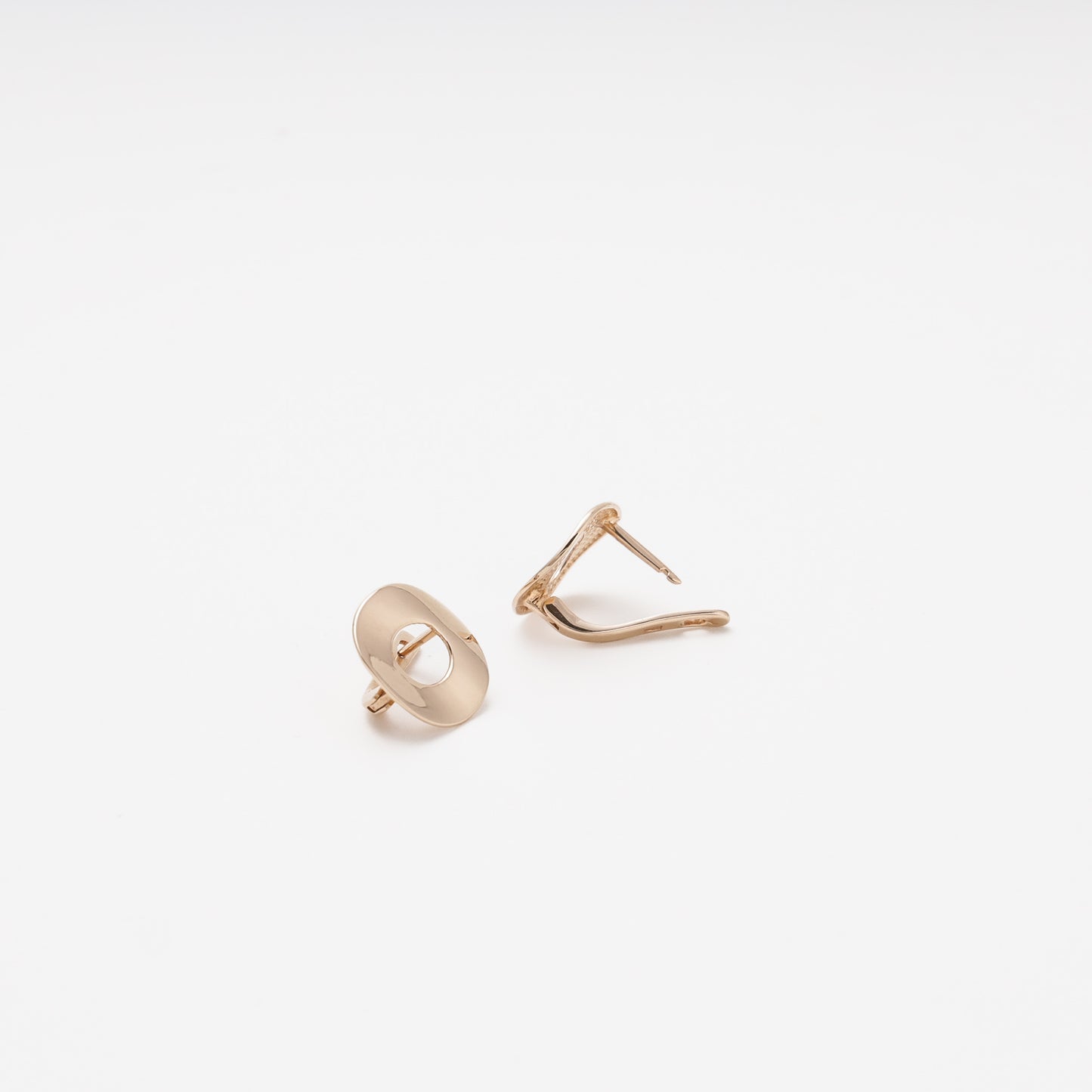 Gold 585 round earrings close-up - Kabluchka