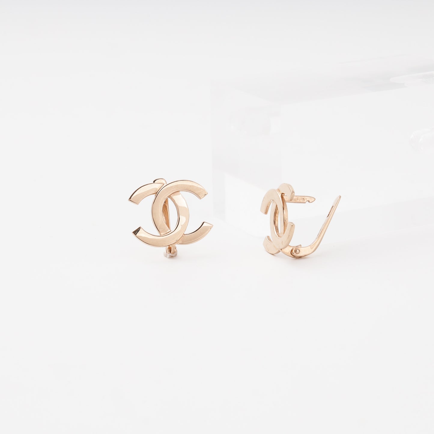 Gold 585 interlocking CC drop earrings close-up - Kabluchka