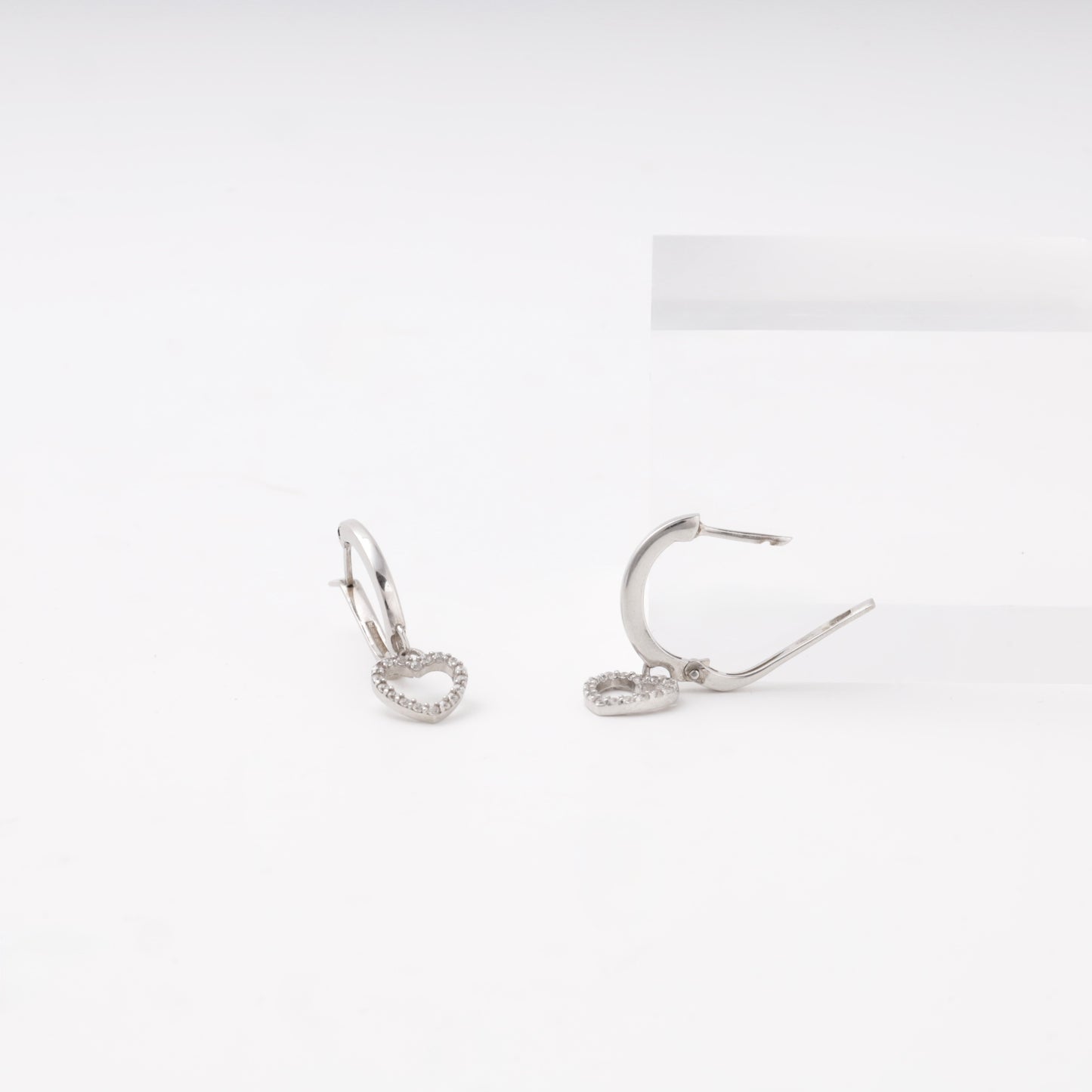 Silver 925 drop earrings with heart charm, close-up of English lock closure — Kabluchka