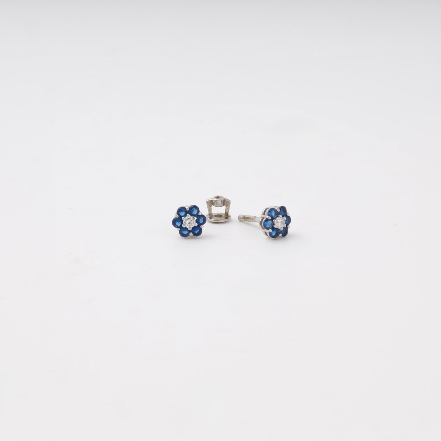 Silver 925 flower stud earrings on display — Kabluchka
