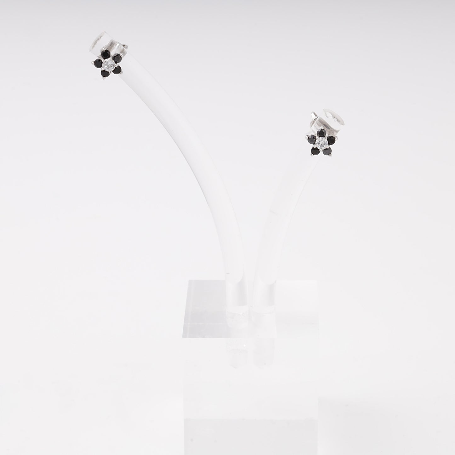 Silver 925 flower studs close-up — Kabluchka