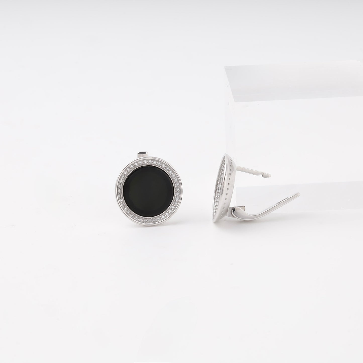 Silver 925 round onyx earrings with English lock, side view — Kabluchka