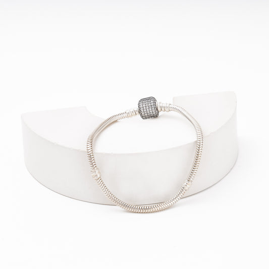 Silver snake bracelet with sparkling CZ clasp detail — Kabluchka