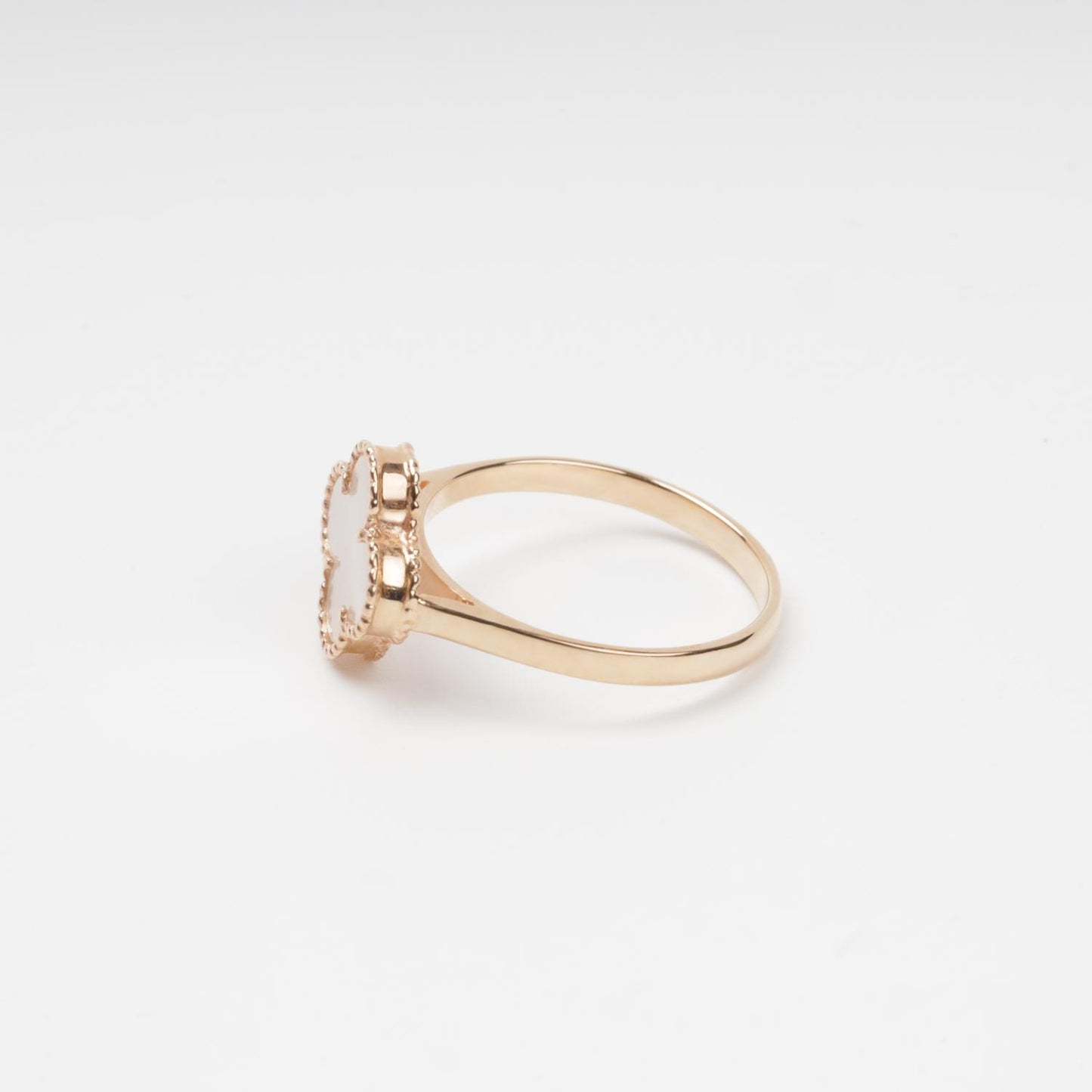 Sophisticated 14K (585) Rose Gold ring featuring a central white mother-of-pearl quatrefoil insert, framed by a delicate gold border on a clean white background.