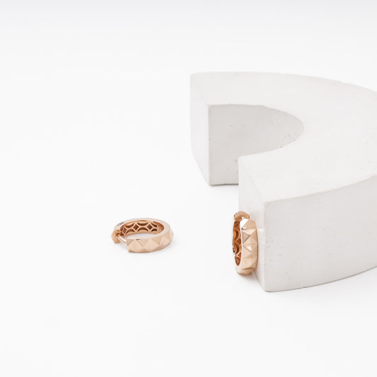 Rose gold diamond-cut hoop earrings angled view no stones — Kabluchka