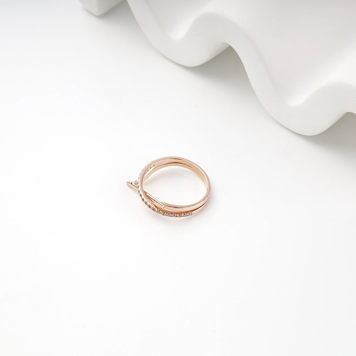Rose gold crossing ring back view — Kabluchka