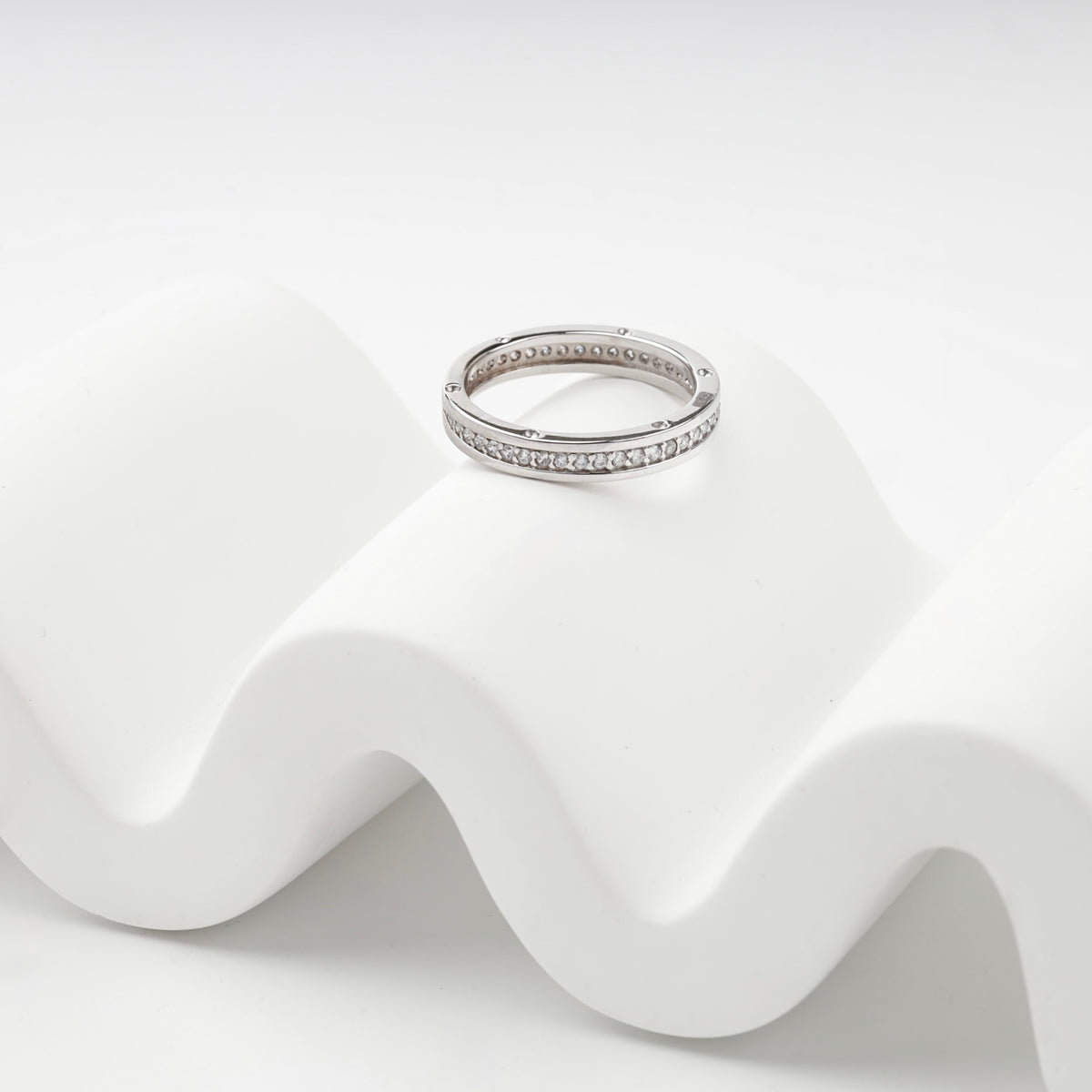 White Gold 585 channel ring angled profile