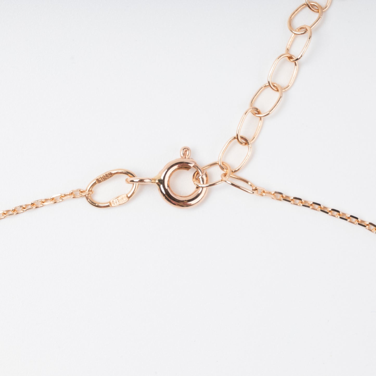round buckle Rose Gold 14R (585) that adjusts the length.