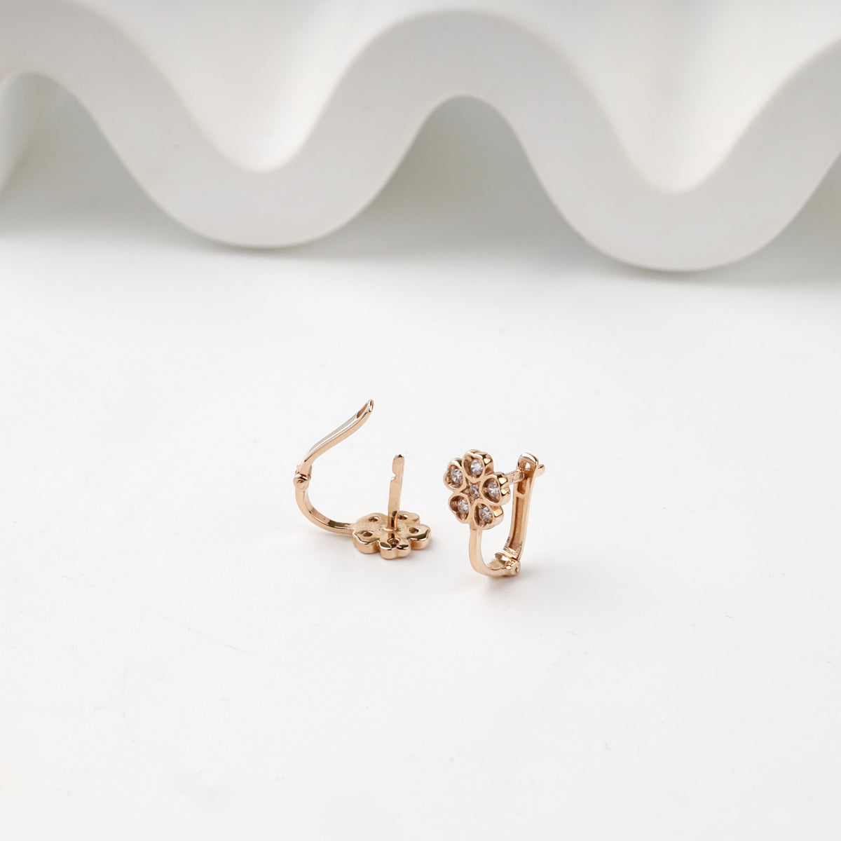 Children's rose gold flower earrings — English-lock detail — Kabluchka