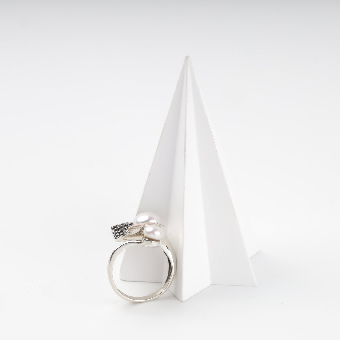 Open pearl ring — side and band view — Kabluchka