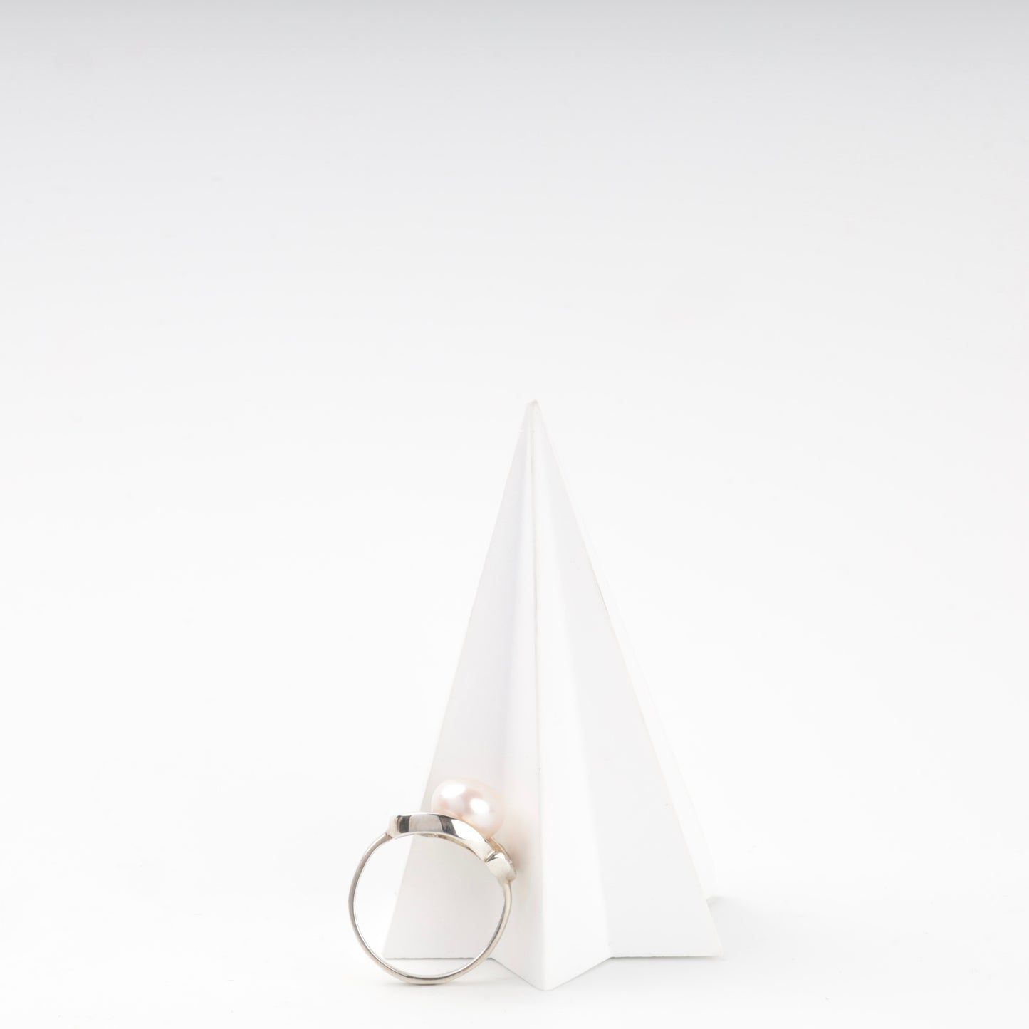 0075 pearl and cubic zirconia ring — profile view — Kabluchka