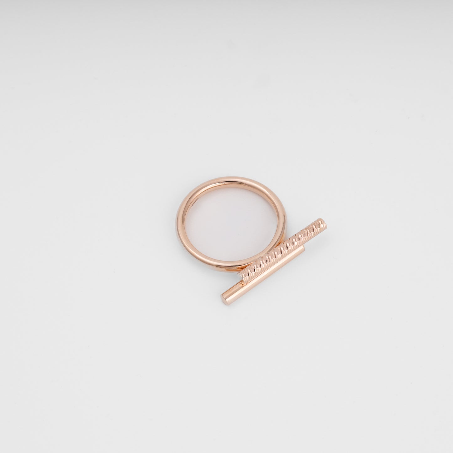 Gold bar ring side view — Kabluchka