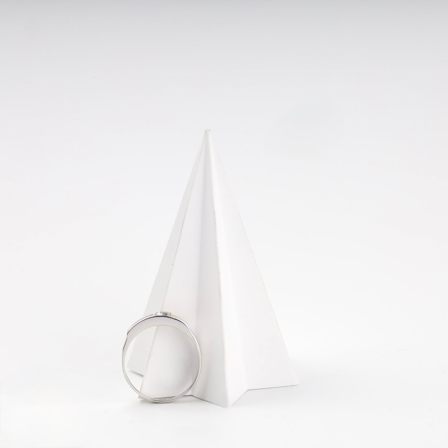Open-front two-tone ring setting — detail view — Kabluchka
