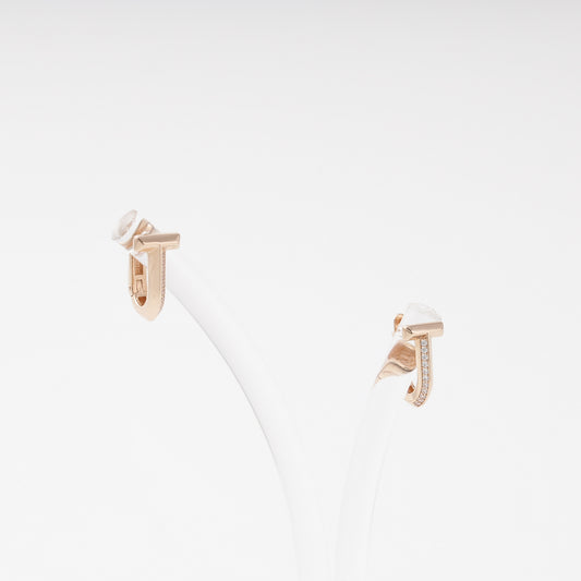 Rose gold 585 T-bar earrings on display — Kabluchka