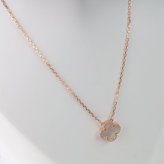 Sophisticated 14K (585) Rose Gold anchor chain necklace with a 12mm iridescent white mother-of-pearl four-leaf clover insert, framed by a delicate beaded gold border.