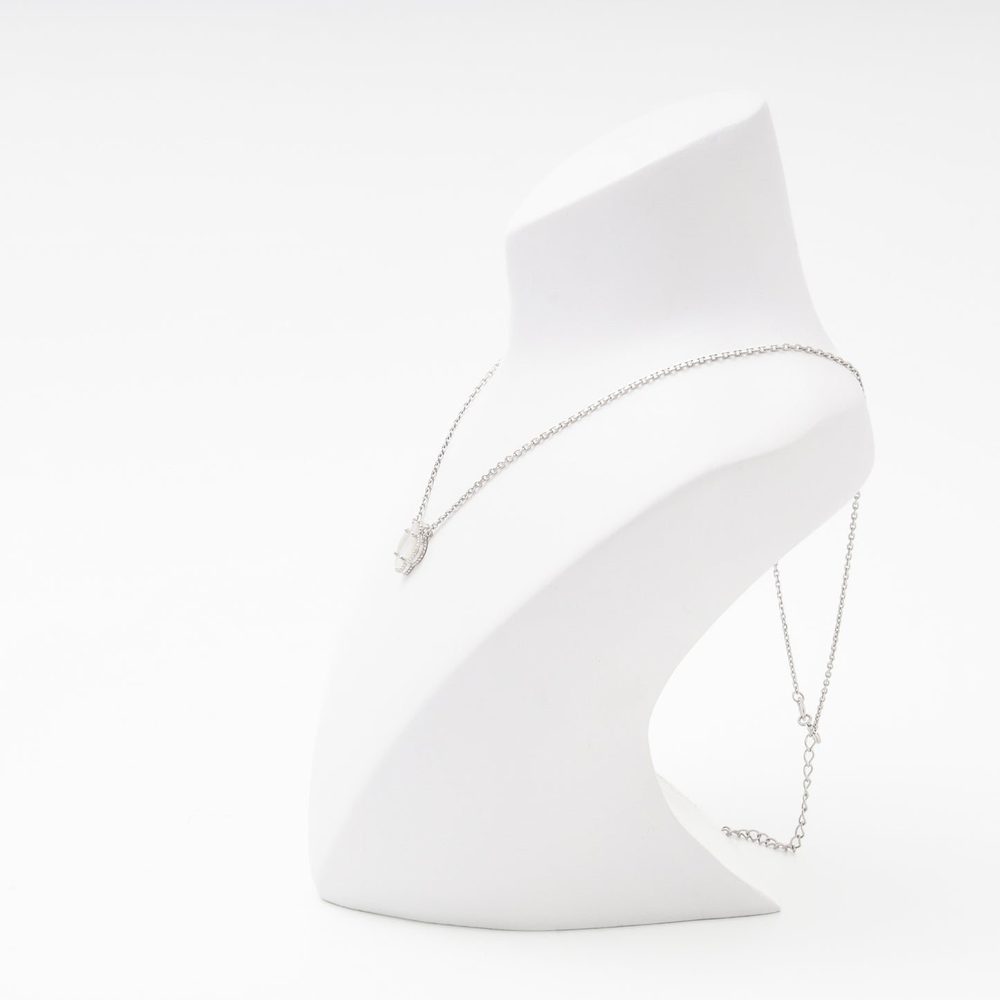 Silver mother-of-pearl clover pendant detail — Kabluchka