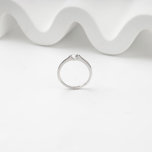 White gold 585 heart-shaped cubic zirconia ring, three-quarter view