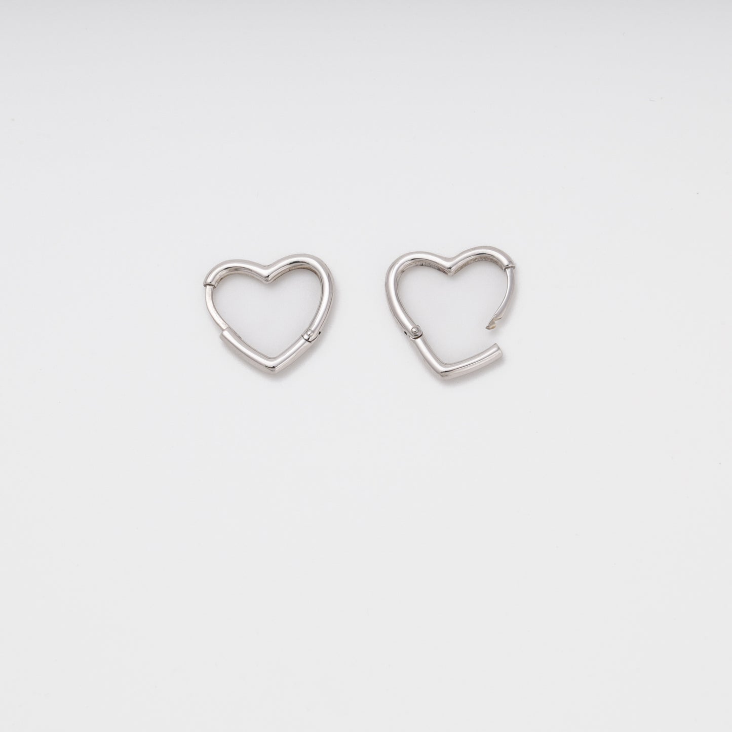 Silver heart earrings close-up, Kabluchka