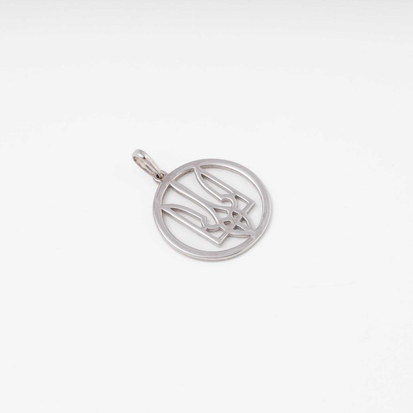 Silver trident pendant side view, Kabluchka