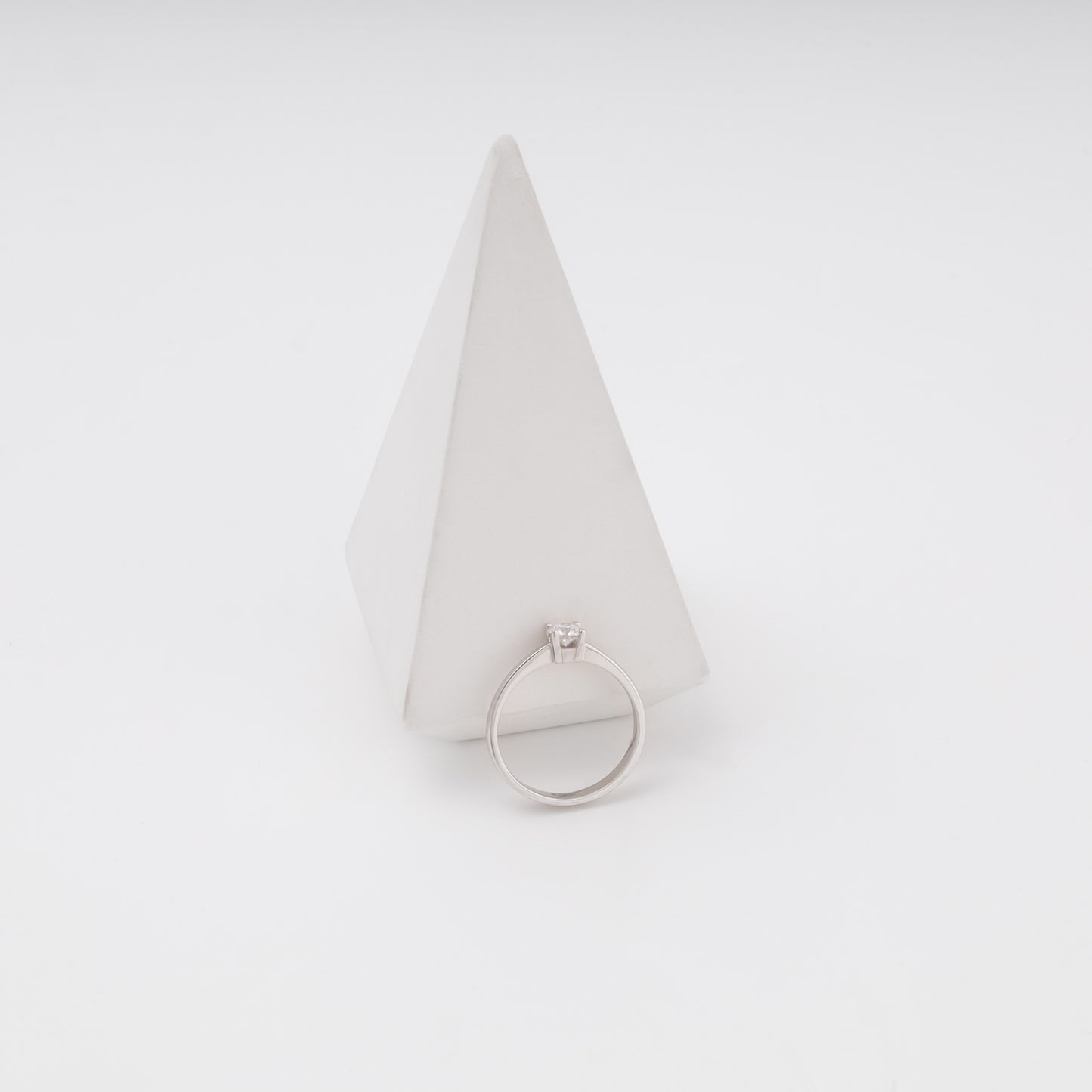 Solitaire diamond ring rear view showing band profile - Kabluchka