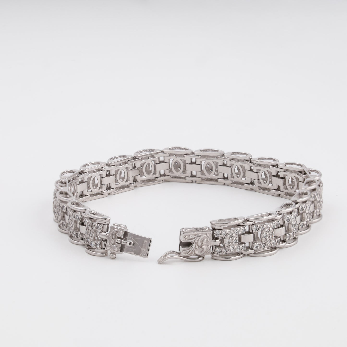 Pavé link bracelet showing flexible geometric links in white gold