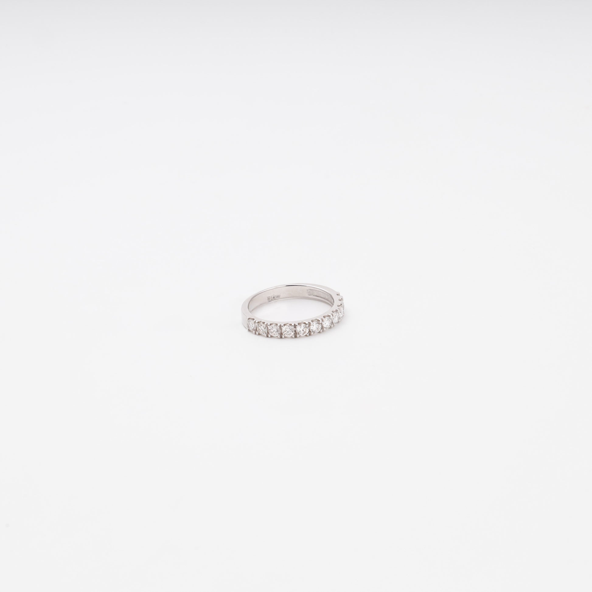 14K white gold diamond ring close-up showing prong settings and hallmark - Kabluchka