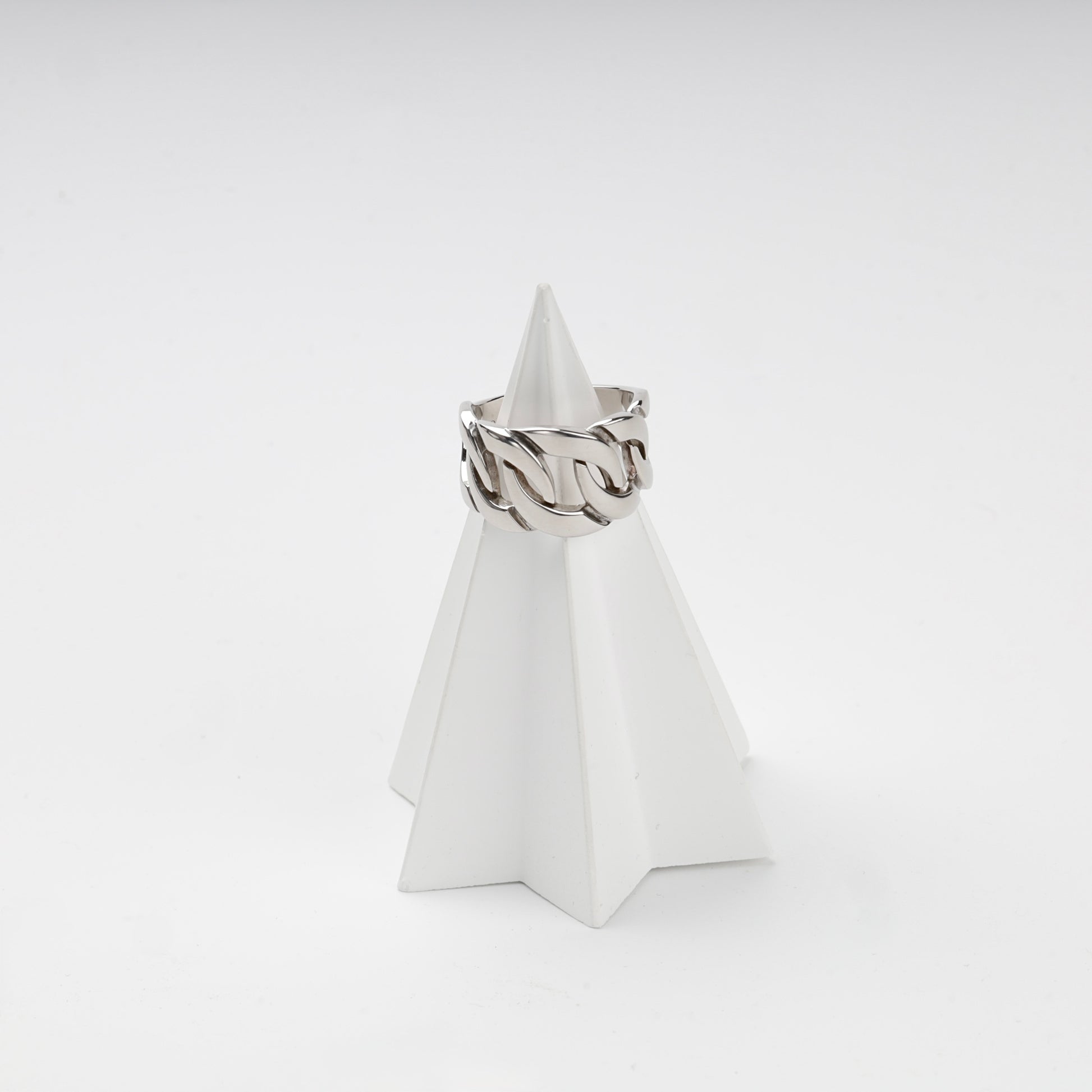 Openwork chain-motif Silver 925 ring on display — Kabluchka