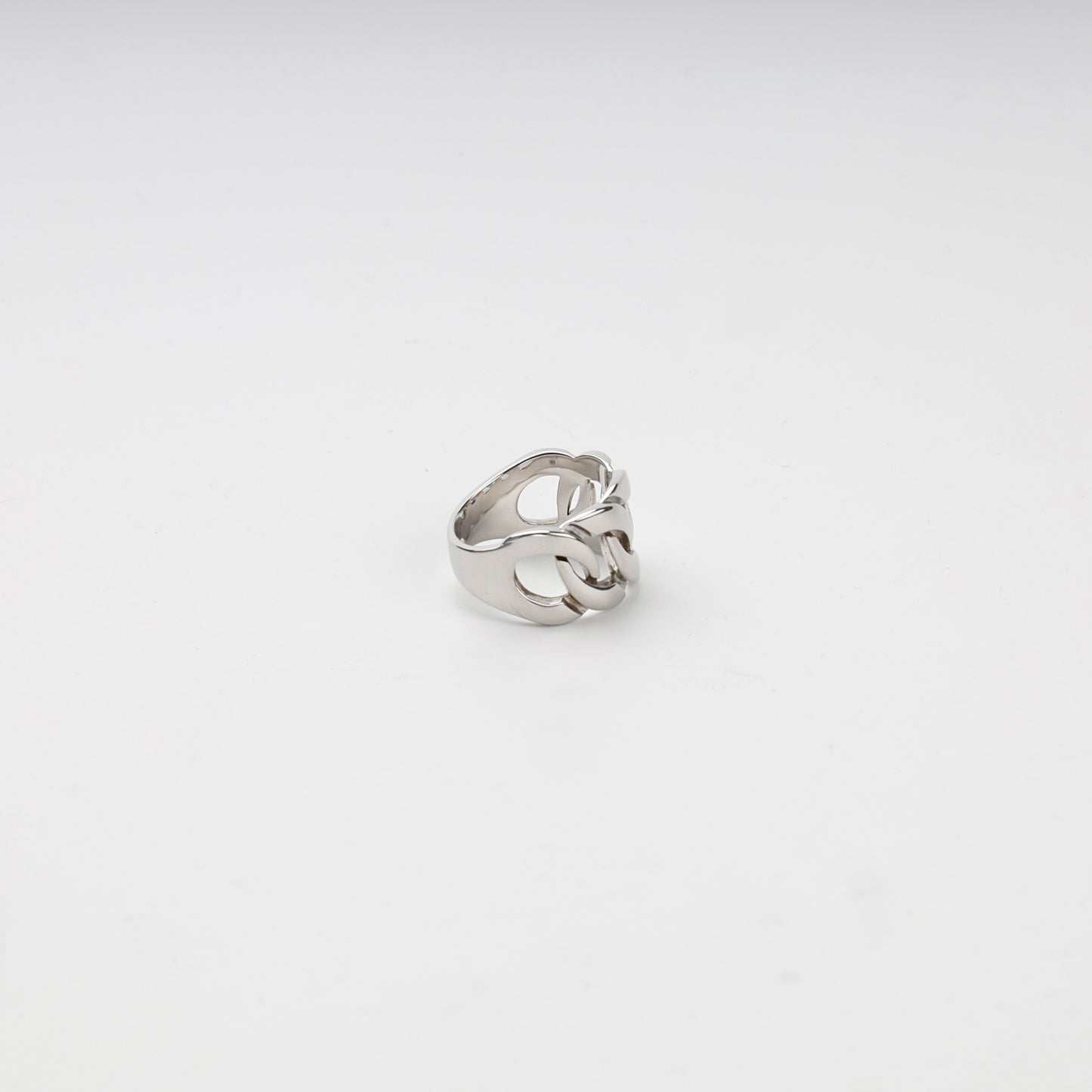 Silver curb-link ring, front view — Kabluchka