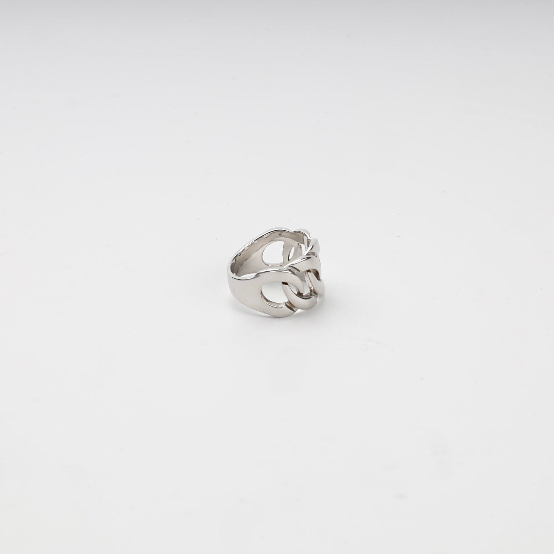 Silver curb-link ring, front view — Kabluchka