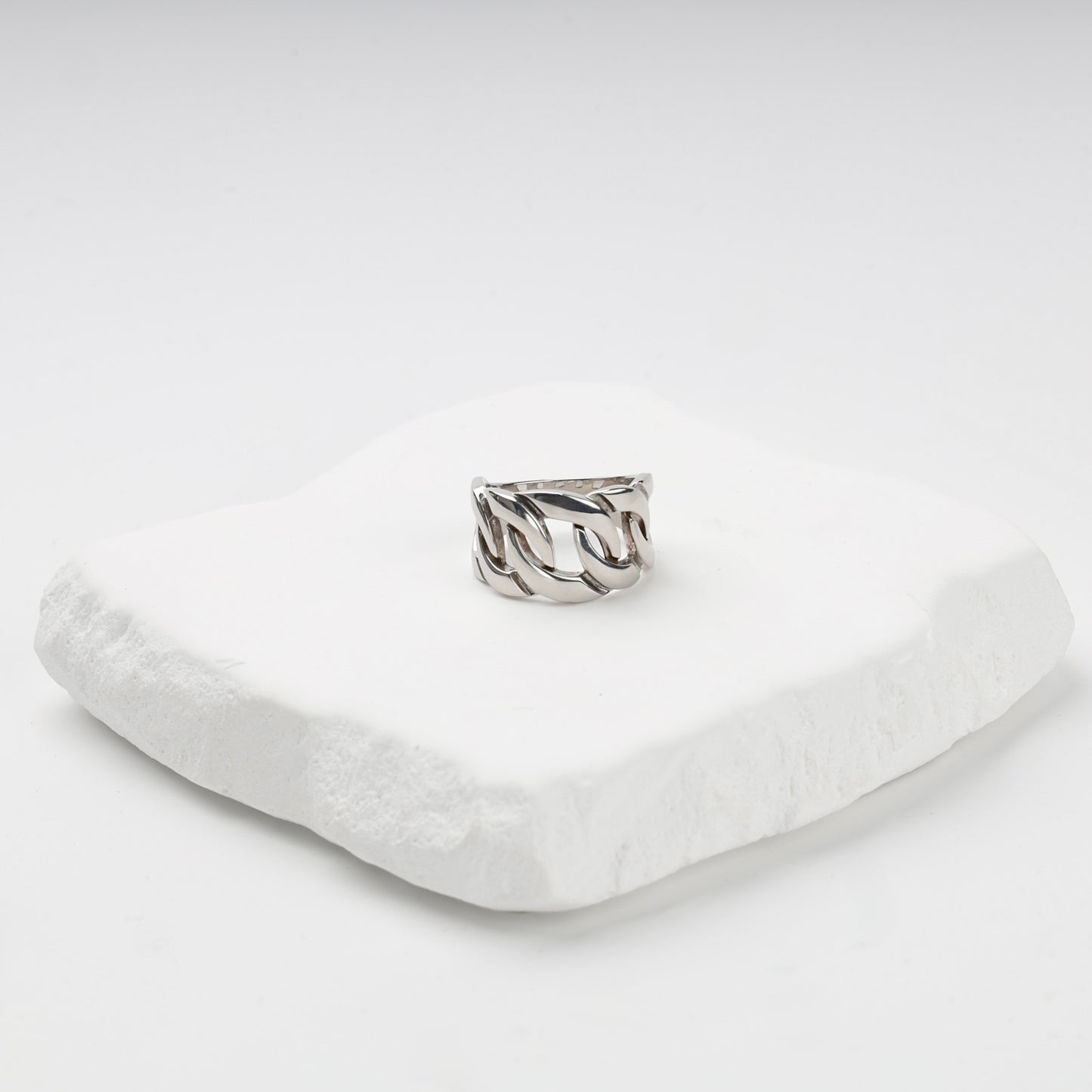 Polished silver curb-link ring, angled view — Kabluchka