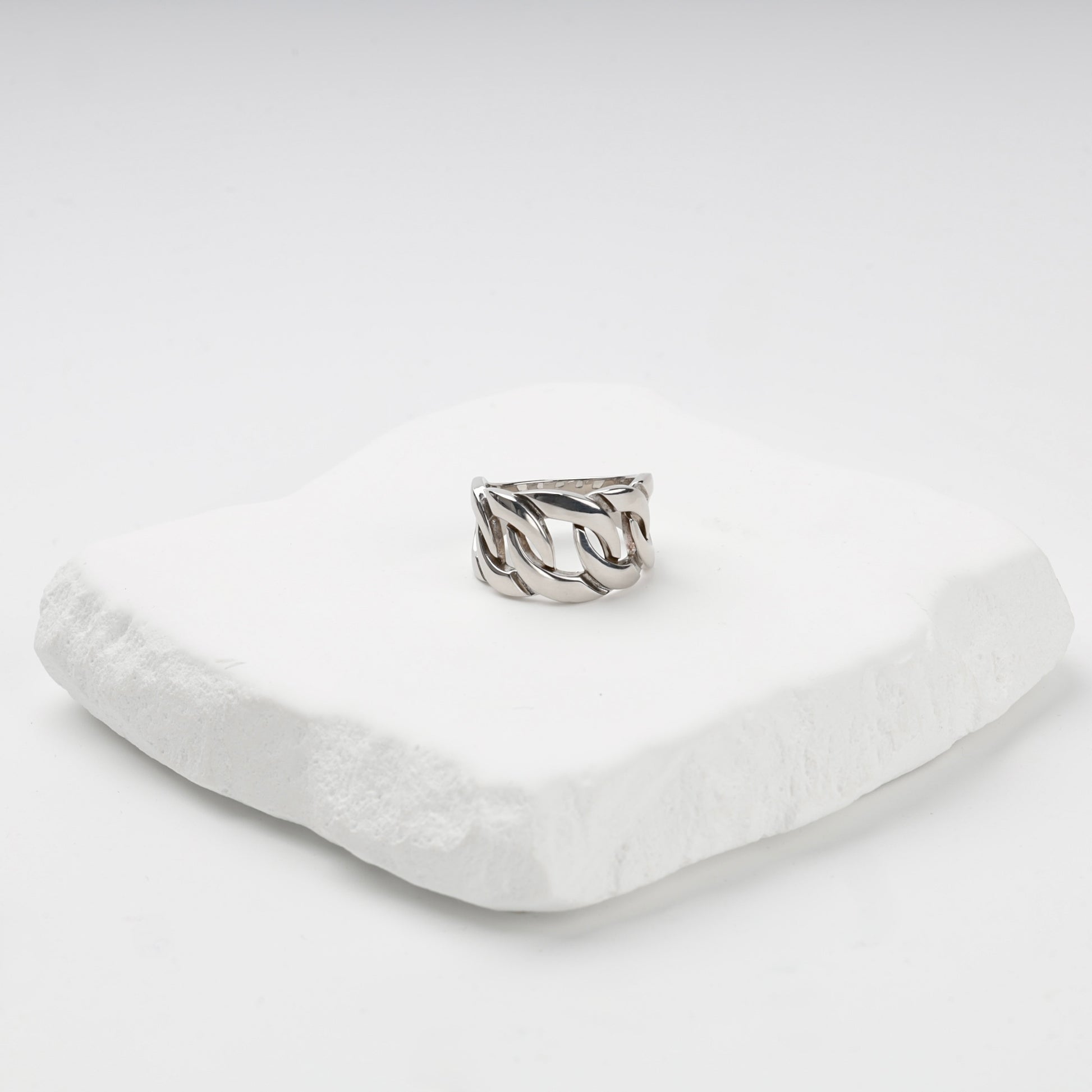 Polished silver curb-link ring, angled view — Kabluchka