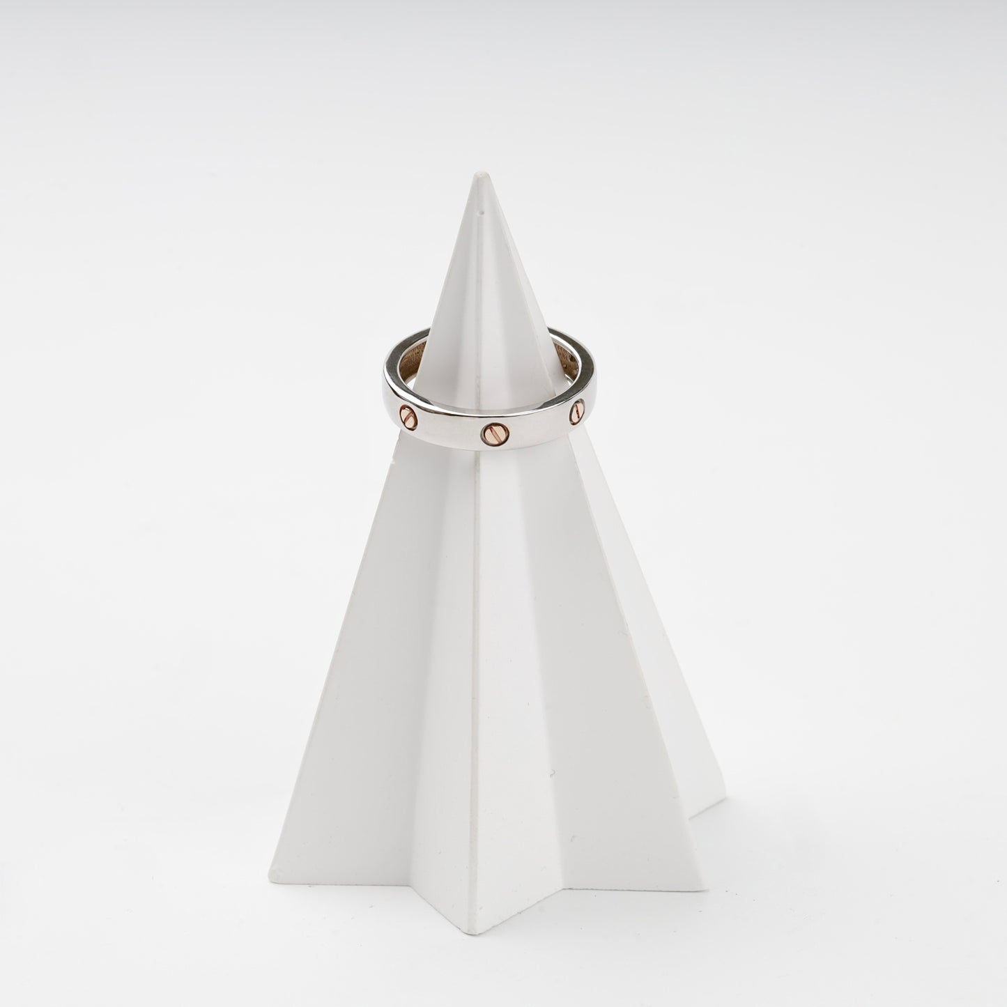 Two-tone gold 585 screw motif band ring on display