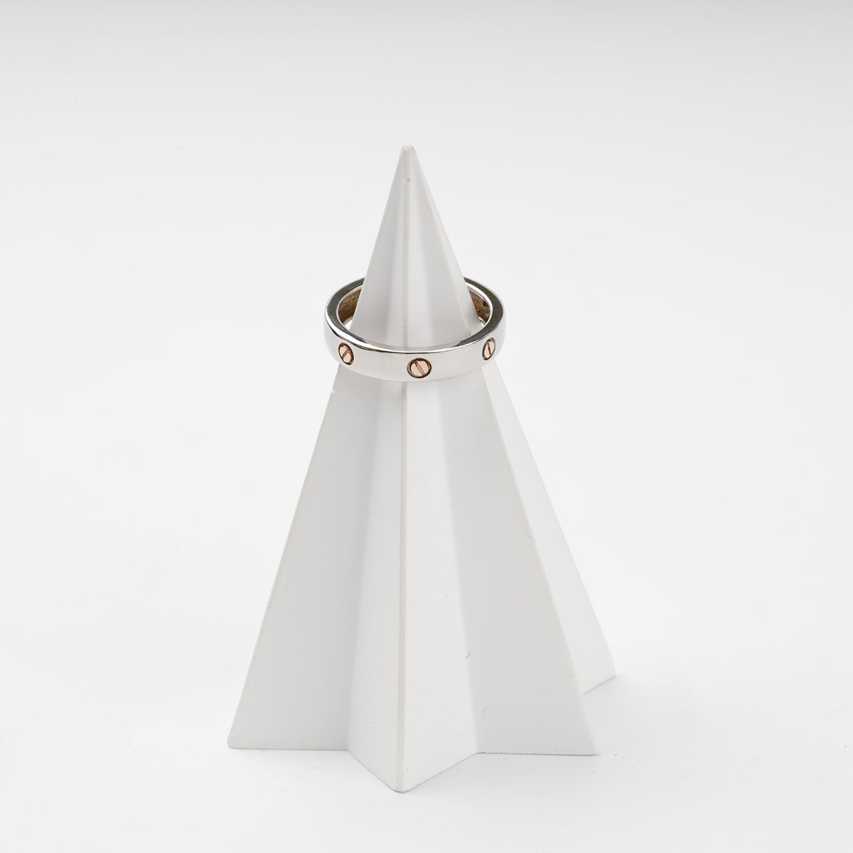 Two-tone gold 585 screw motif band ring on display