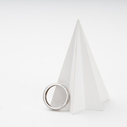 White gold band ring with rose gold screw motifs and 585 hallmark