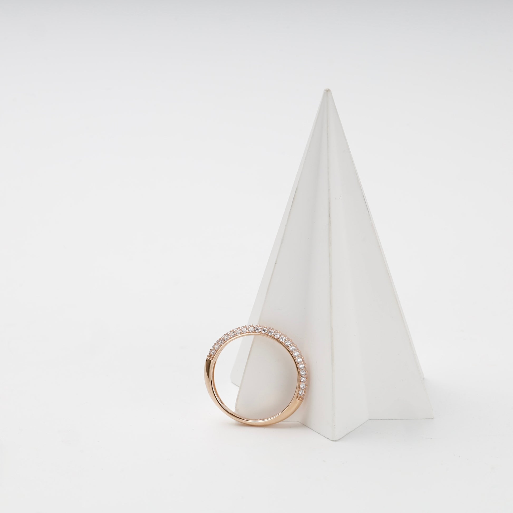 Cubic zirconia band ring, profile detail