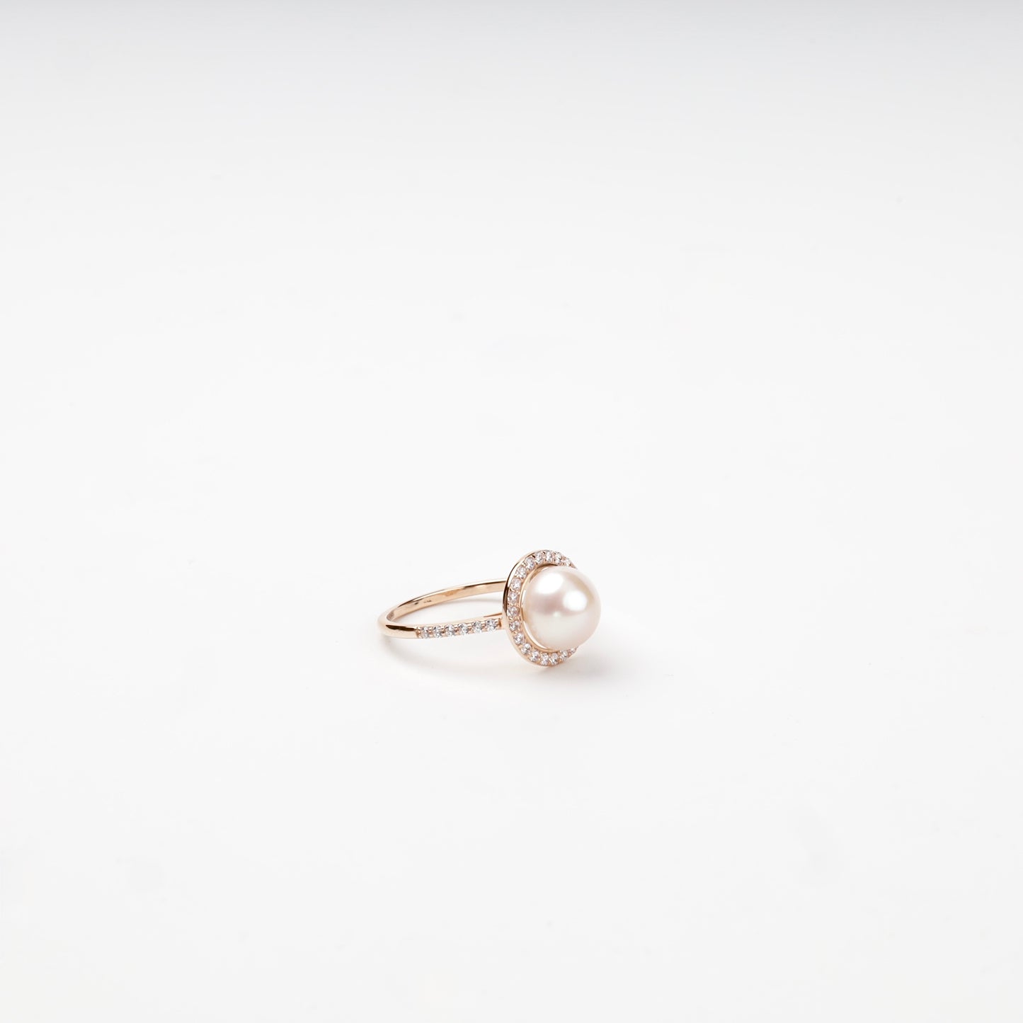 Cultured pearl halo ring in rose gold, front view — Kabluchka
