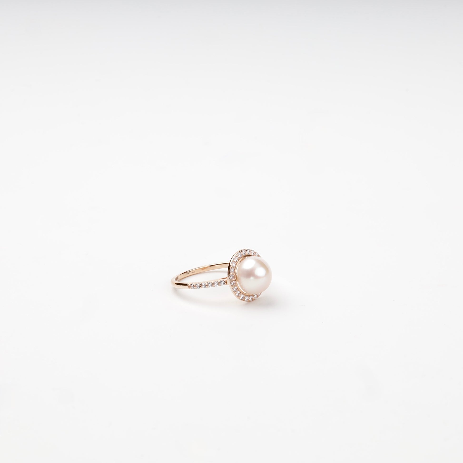 Cultured pearl halo ring in rose gold, front view — Kabluchka